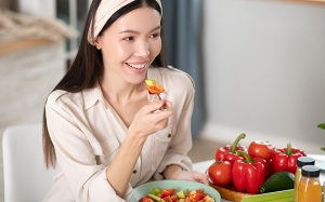 Ăn gì để cải thiện tình trạng mụn trên da?