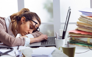 Mẹo thoát khỏi cơn buồn ngủ ban ngày