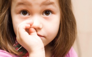 Giúp con bỏ tật ngoáy mũi thế nào?