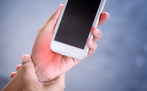 Tay bị run khi cầm điện thoại là bị làm sao?