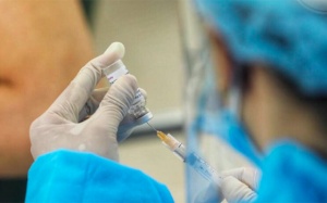 Có nên tiêm vaccine thế hệ mới ngừa Omicron và vaccine cúm cùng lúc?