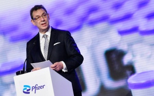 CEO của Pfizer tái mắc COVID-19 lần 2, không có triệu chứng