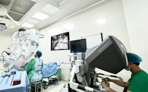 Y tế tuần: Cứu sống trẻ sinh non có nội tạng nằm ngoài ổ bụng