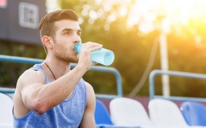 Lựa chọn nước uống điện giải cho dân thể thao 