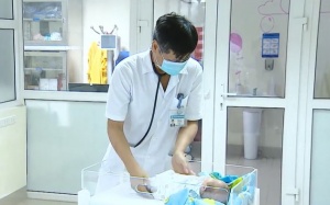 Y tế tuần: Kỳ tích nuôi dưỡng thành công trẻ sinh non nặng 500gr