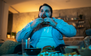 Điều gì sẽ xảy ra với cơ thể khi bạn ăn sau 7 giờ tối?