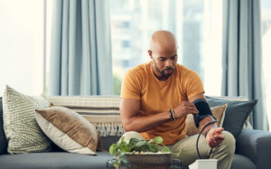 Người tăng huyết áp cần làm gì để giảm tái phát triệu chứng bệnh khi giao mùa?