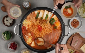 Trời lạnh, thử ngay món canh quân đội kiểu Hàn Quốc