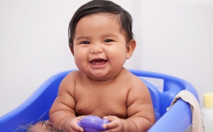 Không khí lạnh sắp về, cần lưu ý gì khi tắm cho trẻ dưới 1 tuổi?