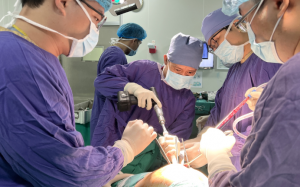 Bệnh viện Việt Đức thay toàn bộ khớp háng cho người bệnh quốc tịch Pháp