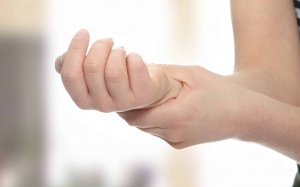 Bủn rủn tay chân sau khi uống thuốc là bị làm sao?