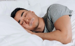 Thận trọng với trào lưu dán miệng khi ngủ