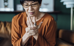 Bảo vệ xương khớp khi 'trái gió trở trời'