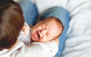 Cần làm gì khi trẻ khóc dạ đề trong mùa Đông?