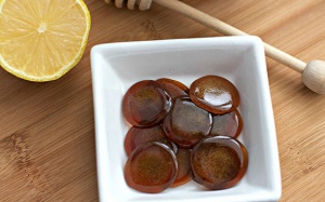 Tự làm kẹo gừng mật ong làm dịu cổ họng