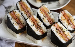 Cơm nắm thịt hộp: Món ăn nhẹ phù hợp cho buổi picnic cuối tuần