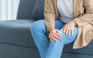 Vì sao thay đổi thời tiết gây ra đau khớp?