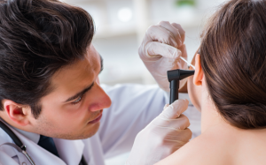 Đau tai, ù tai: Xử trí thế nào cho an toàn? 