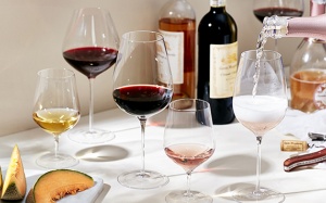 Cách rửa ly thủy tinh sáng bóng để đón khách đầu năm