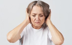 Tại sao tôi thường xuyên nghe thấy tiếng lạo xạo trong tai?