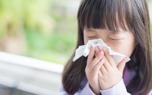 Trẻ bị sổ mũi trong mùa lạnh, phải làm sao để cải thiện?
