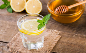 Uống nước chanh mật ong khi bụng đói có tốt không?