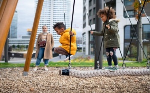 Hoạt động ngoài trời thường xuyên có thể giảm nguy cơ cận thị ở trẻ em