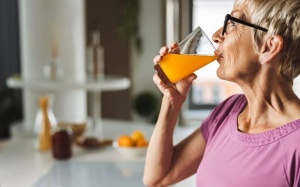 5 thói quen uống nước giúp giảm mỡ nội tạng sau tuổi 50