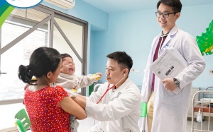 Điều trị thành công cho 2 bé sơ sinh bị da sạm đen, 'sùi bọt cua' vì bệnh hiếm gặp