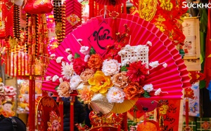 Phố Hàng Mã ngập tràn sắc đỏ những ngày cận Tết Nguyên đán Quý Mão 2023