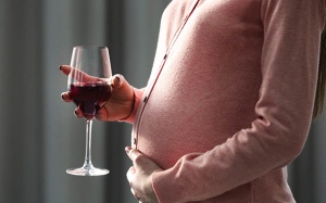 Bà bầu uống rượu bia, thai nhi sẽ chịu tác động xấu