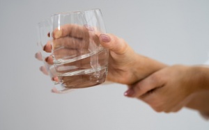 Uống Trihex trị run tay cùng TPBVSK Vương Lão Kiện được không?