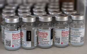 Người Mỹ sắp phải mua vaccine COVID-19 Moderna với giá 130 USD/liều