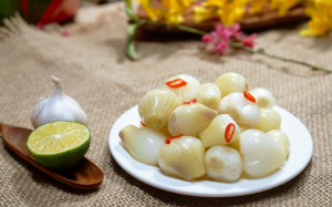 Lưu ý khi ăn hành muối tránh 'đổ bệnh' ngày Tết 