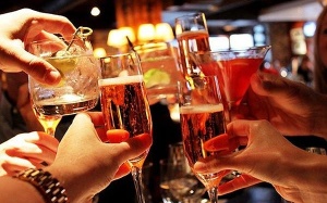 Uống rượu ngày Tết, uống sao cho an toàn?!
