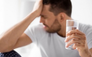 Làm thế nào để giảm cảm giác nôn nao sau khi uống rượu?