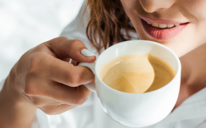 Cách ngăn cà phê làm ố vàng răng