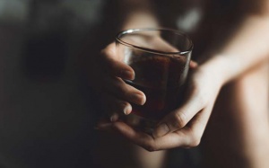 Tay run mạnh nhưng uống rượu vào đỡ run là bệnh gì?