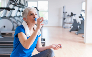Uống nước trong khi tập luyện có an toàn?