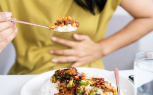 Ăn gì khi đợt viêm loét đại tràng bùng phát?