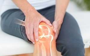 Nên chườm nóng hay chườm lạnh khi bị viêm khớp dạng thấp?