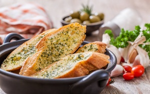 Cách làm bánh mỳ bơ tỏi ngon như nhà hàng