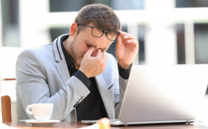 Mẹo chống mỏi mắt, khô mắt khi thường xuyên dùng máy tính