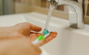 Cách bảo quản và vệ sinh bàn chải đánh răng