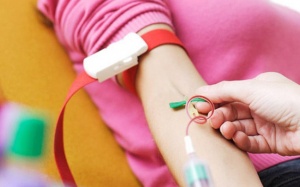 Tôi có nên tiếp tục điều trị bệnh thừa sắt bằng cách lấy máu không?