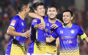 Chấp trọng tài, Hà Nội FC vẫn hạ Hà Tĩnh để lên ngôi đầu V.League 2023