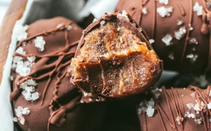 Vào bếp làm kẹo chocolate bọc caramel sốt bơ vừng ngày Valentine