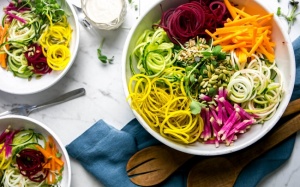 'Tô màu' cho mâm cơm gia đình với salad cầu vồng