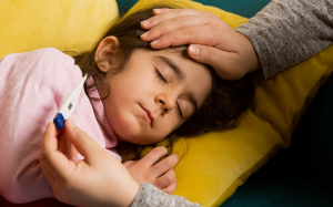 Trẻ sốt do viêm amidan nguy hiểm không và cách hạ sốt