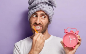 Nên đánh răng trước hay sau bữa sáng?